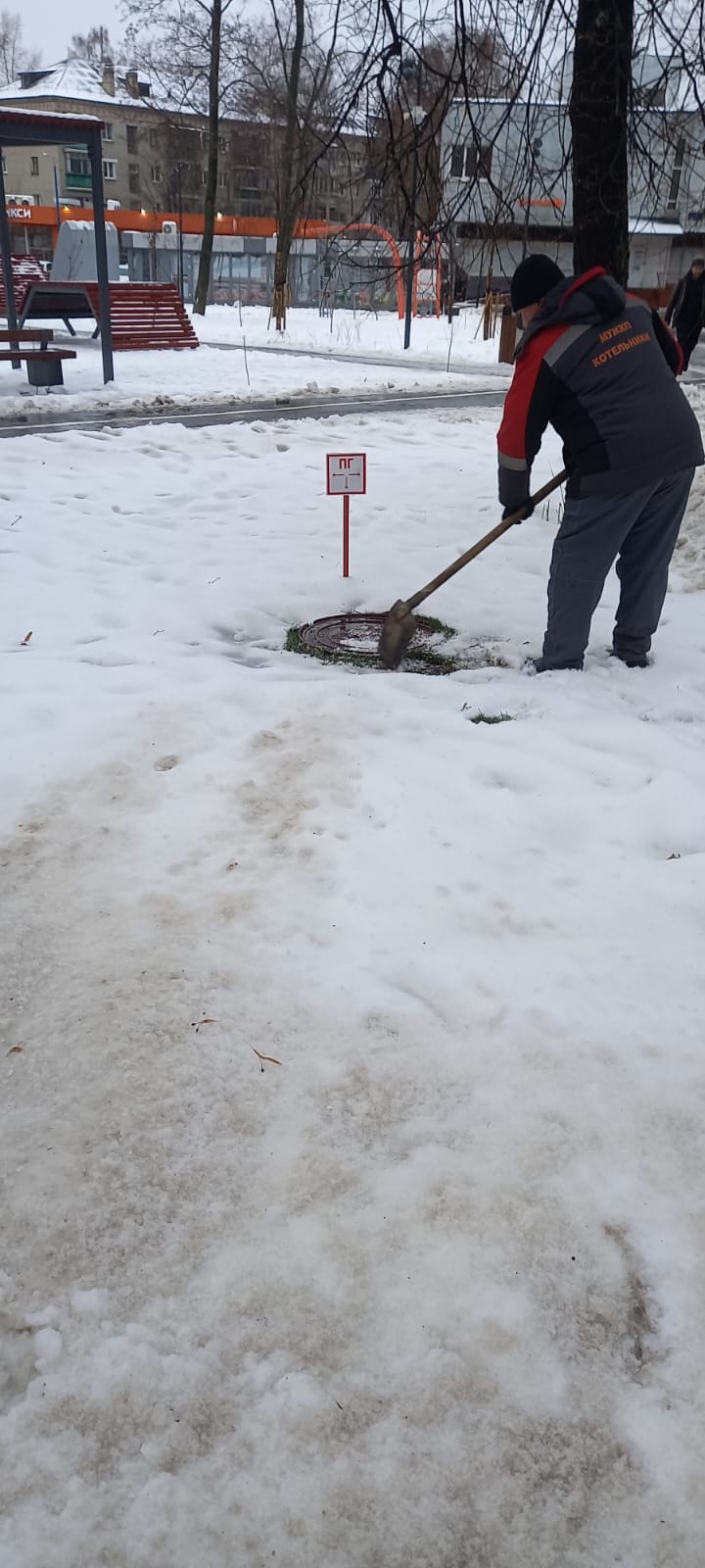 Освобождение колодцев с пожарными гидрантами от снега